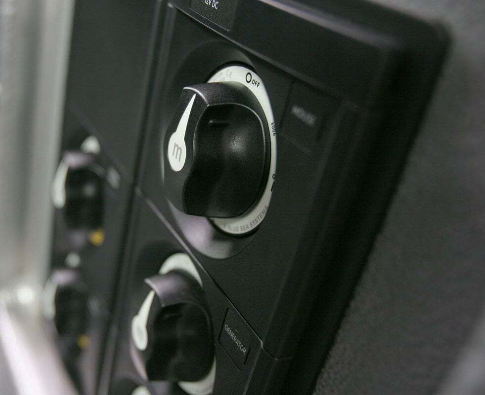 Blue Sea m-Series Mini On-Off Battery Switch with Knob - Black 2